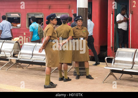 COLOMBO, SRI LANKA - 12. März 2014: Drei Polizei Frauen stehen am Bahnhof. Im Jahr 1952 waren der Polizei für Frauen eingeschrieben. Stockfoto