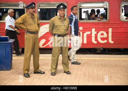 COLOMBO, SRI LANKA - 12. März 2014: zwei Polizisten stehen am Bahnhof. Die Polizei hat einen Personal der ungefähre Stockfoto