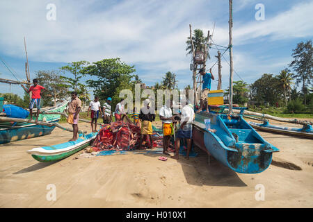 WELIGAMA, SRI LANKA - 7. März 2014: Fischer Vorbereitung Fischernetze. Tourismus und die Fischerei sind zwei Hauptgeschäft in dieser Stadt. Stockfoto