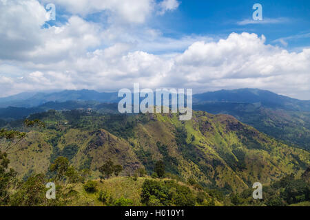 ELLA, SRI LANKA - 2. März 2014: schöne Aussicht auf Ella Hügeln. Diese kleine Stadt dient als Basis für viele trekking expediti Stockfoto