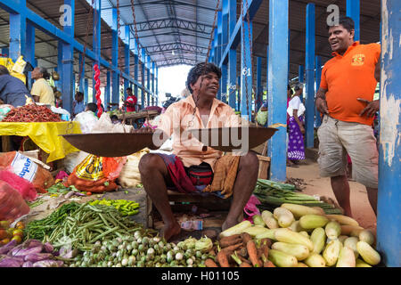 HIKKADUWA, SRI LANKA - 23. Februar 2014: lokale Straße Verkäufer Verkauf von Gemüse. Der Sonntagsmarkt ist guter Weg, um Hikkaduw zu sehen Stockfoto