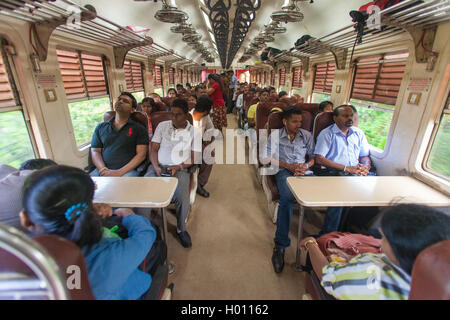 HIKKADUWA, SRI LANKA - 22. Februar 2014: Lokale Pendler sitzen im Zug nach Colombo. Die Züge sind sehr billig und schlecht gepflegt b Stockfoto