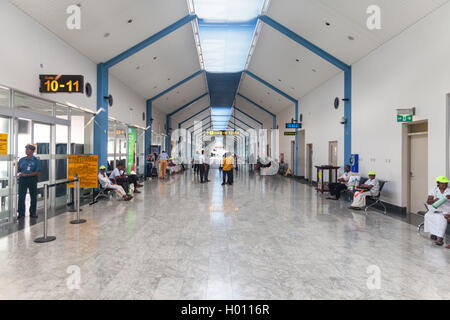 DOHA, Katar - 19. Februar 2014: Menschen Sie warten in Halle am Doha International Airport, der nur Verkehrsflughafen in Katar. Stockfoto