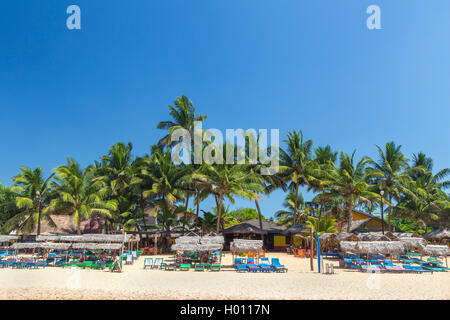 HIKKADUWA, SRI LANKA - 24. Februar 2014: Liegestühle vor der Strandbar. Hikkaduwa ist international bekannte touristische Urlaubsgebiete Stockfoto