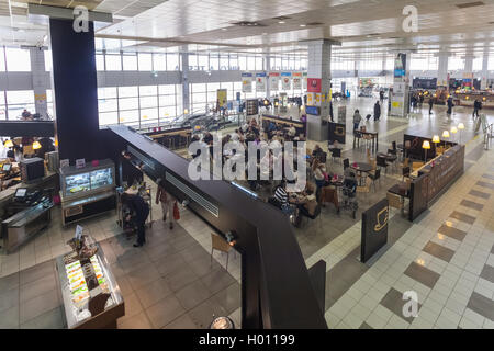 Belgrad, Serbien - 18. Februar 2014: Touristen beim Mittagessen im Restaurant am Flughafen Belgrad Nikola Tesla, der am schnellsten wachsenden Stockfoto