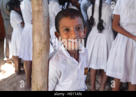 HABARADUWA, SRI LANKA - 11. März 2014: Portrait Schulkind bei Sea Turtle Farm und Brüterei. Das Zentrum wurde im Jahr 1986 begann eine Stockfoto