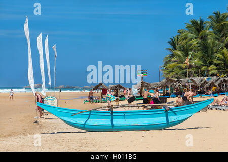 HIKKADUWA, SRI LANKA - 24. Februar 2014: Touristen genießen ihren Urlaub am Sandstrand. Hikkaduwa ist bekannt touristische inter Stockfoto