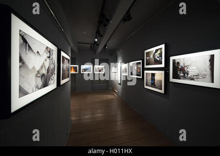 DUBROVNIK, Kroatien - 28. Mai 2014: Ansicht der Innenraum Exponate der Dubrovnik Kriegsmuseum, das Kriegsende im B illustriert Stockfoto