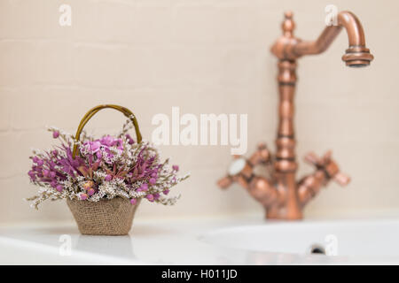 Bronze Wasserhahn im Badezimmer Stockfoto