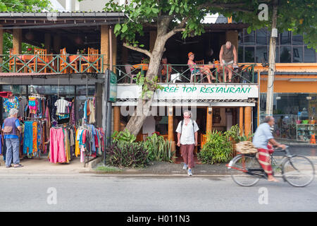 HIKKADUWA, SRI LANKA - 24. Februar 2014: Tourist auf dem Balkon Baum Top Restaurant, eines der beliebtesten Restaurants der Stadt. Stockfoto