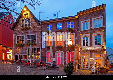 Beleuchtete Häuser in der historischen Altstadt im Abendlicht, Deutschland, Nordrhein-Westfalen, Aix-la-Chapelle Stockfoto