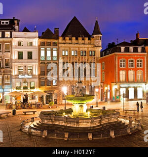 Karl der Große Springbrunnen auf dem Marktplatz am Abend, Deutschland, Nordrhein-Westfalen, Aix-la-Chapelle Stockfoto