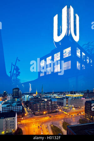 Dortmunder U-Turm Spiegelung ein Fenster, Blick zum Stadtzentrum, Deutschland, Nordrhein-Westfalen, Ruhrgebiet, Dortmund Stockfoto