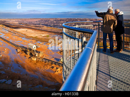 Zwei Männer auf Observation Deck Jackerath, Braunkohle Tagebau Garzweiler, Deutschland, Nordrhein-Westfalen, Garzweiler Stockfoto