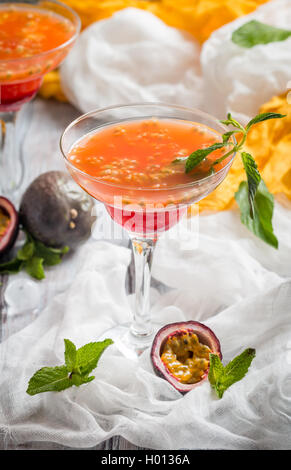 Alkoholische Cocktails mit frischen Maracuja Stockfoto