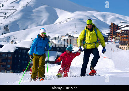 Familie Schneeschuhwandern im Skigebiet La Plagne, Frankreich, Savoie, La Plagne Stockfoto