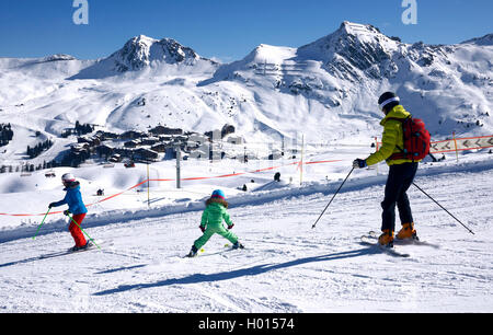 Familie Skifahren im Skigebiet La Plagne, Frankreich, Savoie, La Plagne Stockfoto