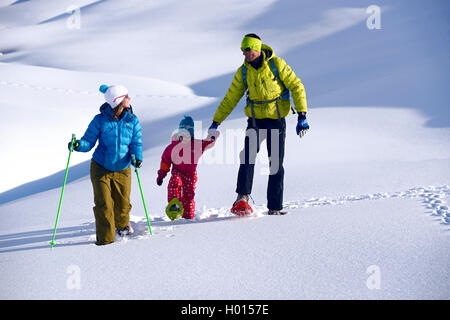 Familie Schneeschuhwandern im Schnee Landschaft, Frankreich, Savoie, La Plagne Stockfoto