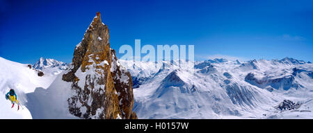 Skitouren in den Alpen, Skigebiet Tignes Val Claret im Hintergrund, Frankreich, Savoyen, Tignes Val Claret Stockfoto