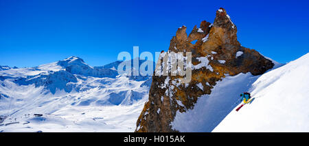Freerider in verschneite Berglandschaft, Grande Motte und Grande Casse im Hintergrund, Frankreich, Haute-savoie, Tignes Stockfoto