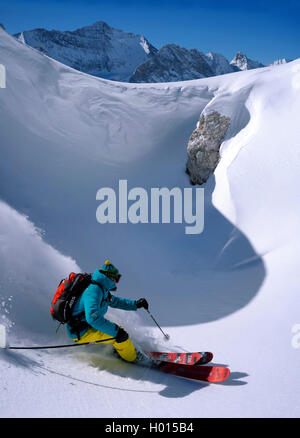 Skifahrer in verschneite Berglandschaft, Grande Casse im Hintergrund, Frankreich, Savoyen Stockfoto