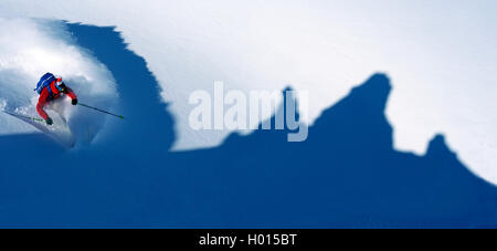 Freerider und Schatten einer Felsformation, Frankreich, Savoie, La Plagne Stockfoto