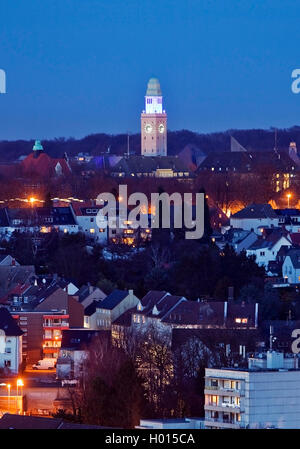 Stadtbild von Buer mit Rathausturm in der Dämmerung, Deutschland, Nordrhein-Westfalen, Ruhrgebiet, Gelsenkirchen Stockfoto