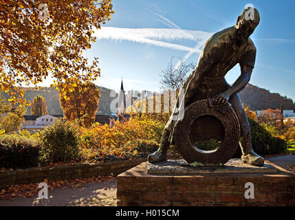 Kalte Walze Denkmal am Stennert Brücke mit Blick auf Hohenlimburg, Deutschland, Nordrhein-Westfalen, Ruhrgebiet, Hagen Stockfoto