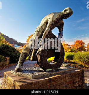 Kalte Walze Denkmal am Stennert Brücke mit Blick auf Hohenlimburg, Deutschland, Nordrhein-Westfalen, Ruhrgebiet, Hagen Stockfoto