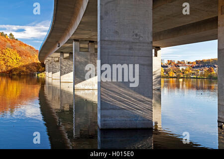 Autobahnbrücke der A46 über Seilersee im Herbst, Deutschland, Nordrhein-Westfalen, Sauerland, Iserlohn Stockfoto