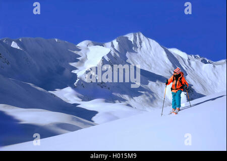 Backcountry Skiing in verschneite Berglandschaft, Mont Jovet im Hintergrund, Frankreich, Haute-savoie, Kanarische Inseln, La Plagne Stockfoto