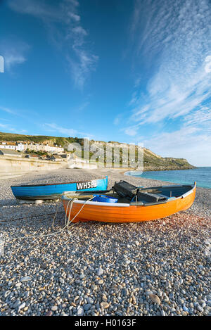Angelboote/Fischerboote am Strand von Chesil Cove auf der Isle of Portland in Dorset Stockfoto