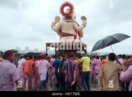 Das Bild des Ganpati Visarjan auf Girgaum Chowpatty, Mumbai, Maharashtra, Indien Stockfoto