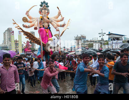 Das Bild des Ganpati Visarjan auf Girgaum Chowpatty, Mumbai, Maharashtra, Indien Stockfoto