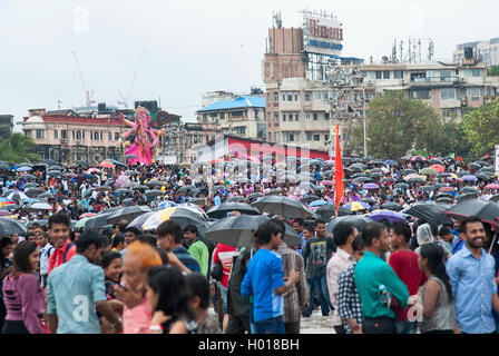 Das Bild des Ganpati Visarjan auf Girgaum Chowpatty, Mumbai, Maharashtra, Indien Stockfoto