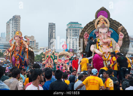 Das Bild des Ganpati Visarjan auf Girgaum Chowpatty, Mumbai, Maharashtra, Indien Stockfoto