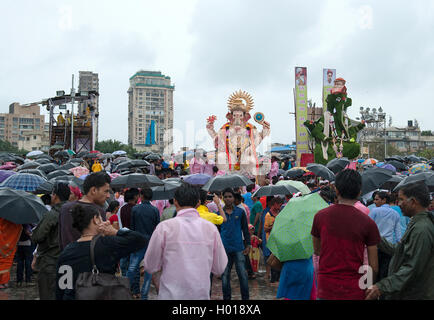 Das Bild des Ganpati Visarjan auf Girgaum Chowpatty, Mumbai, Maharashtra, Indien Stockfoto