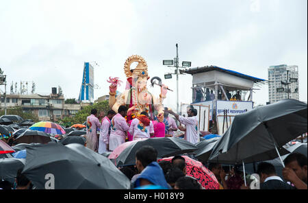 Das Bild des Ganpati Visarjan auf Girgaum Chowpatty, Mumbai, Maharashtra, Indien Stockfoto