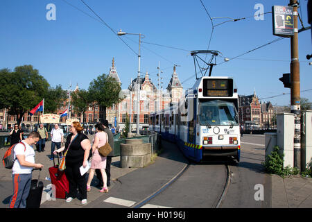 Eine Straßenbahn außerhalb Amsterdam Centraal Station Stockfoto