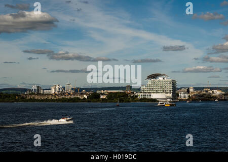 Ein breites Schuss von Cardiff Bay von der Flut zeigt St. Davids Hotel sowie eine schnellere Boot Segeln auf dem Wasser Stockfoto