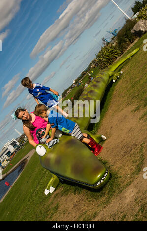 Kinder spielen auf Roald Dahls die enorme Krokodil an Cardiff Bay Talsperre. Stockfoto