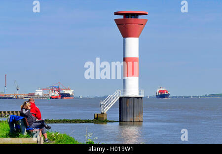 Führende lichter Buetzeflether Sand, container Schiff im Hintergrund, Deutschland, Niedersachsen, Elbe, Stade Stockfoto