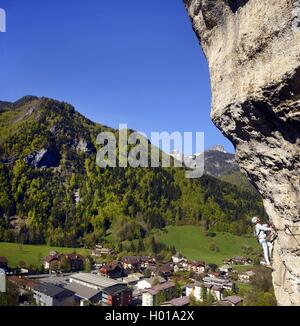 Kletterer am Fels, Via ferrata de Thones, La Roche ein l ┤ Agathe, Frankreich, Haute-Savoie Stockfoto