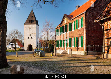 Turm Paulusturn und Häuser auf dem Platz Burgplatz in Stromberg, Deutschland, Nordrhein-Westfalen, Münsterland, Oelde-Stromberg Stockfoto