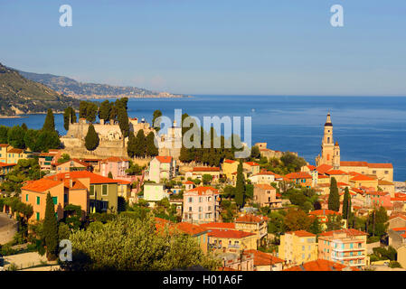Die alte Stadt mit pastellfarbenen Häusern und der Basilika Saint Michel, Frankreich, Alpes Maritimes, Cotes d Azur, Menton Stockfoto