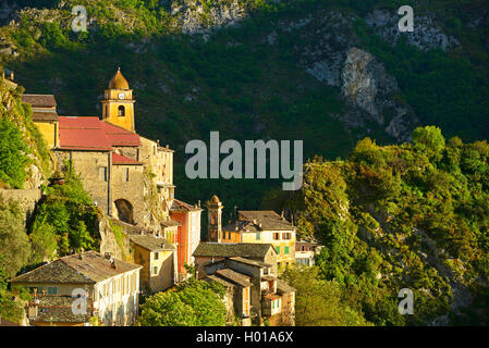 Alte Dorf am Berghang, Frankreich, Alpes Maritimes, Saorge Dorf Stockfoto