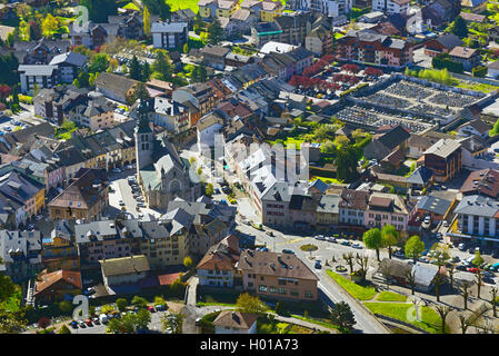 Altstadt mit Kirche ╔ glise Saint Maurice, Frankreich, Haute-Savoie, Thones Stockfoto