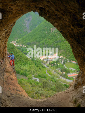 Bergsteiger in einem Felsen, Fenster, Via ferrata du Rocher de Neuf Heures, Frankreich, Provence, Digne-les-Bains Stockfoto