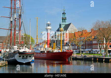 Traditionelle Schiff und pensionierte Licht Schiff Amrumbank im ratsdelft von Emden Rathaus, Niedersachsen, Ostfriesland, Emden Stockfoto