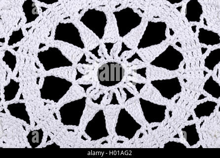 Sterne in einer weißen gehäkelten Deckchen. Häkeln ist ein Prozess der Schaffung Stoff durch Verzahnung Schleifen von Garn mit einer Häkelnadel. Stockfoto